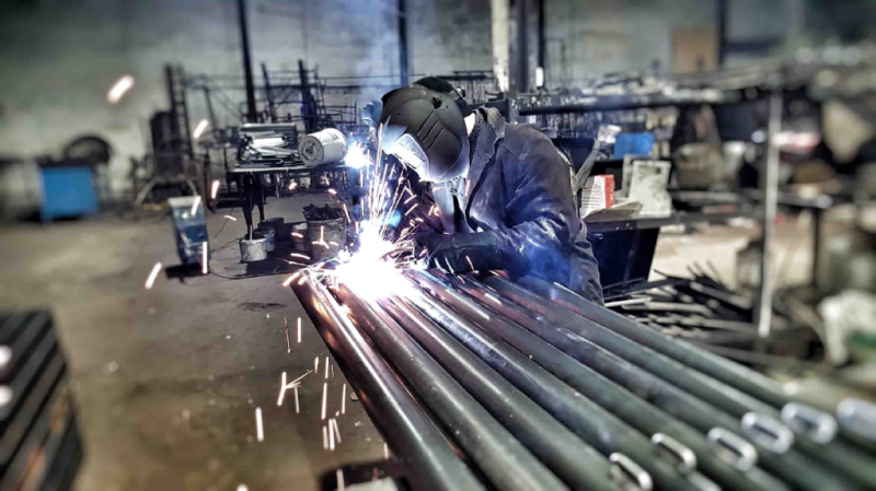 Какие материалы используют при изготовлении уличного спортивного оборудования в Республике Дагестан?